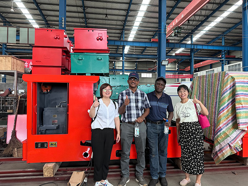 red battery locomotive, green-labeled lead-acid batteries red battery locomotive, green-labeled lead-acid batteries