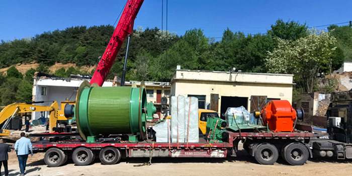 A reliable mine locomotive hauls ore cars in an underground tunnel, symbolizing efficient and continuous haulage operations for 2026.