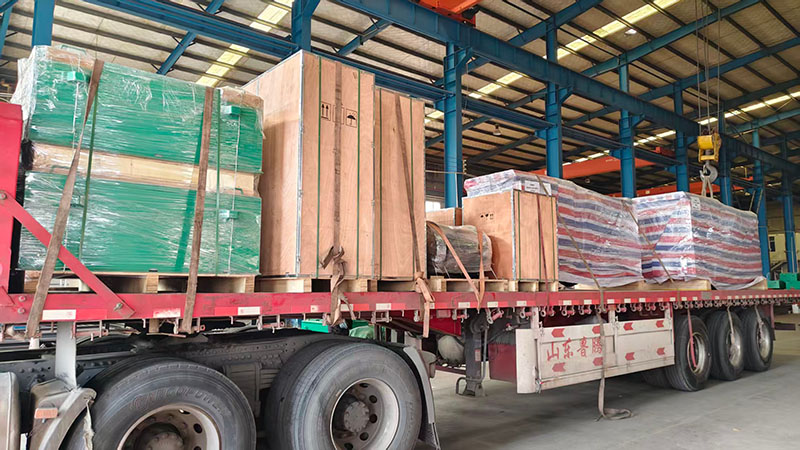 5-ton lead-acid battery locomotive and spare parts loaded on flatbed truck for export shipment 5-ton lead-acid battery locomotive and spare parts loaded on flatbed truck for export shipment