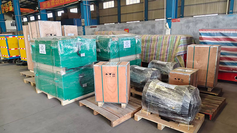 5-ton lead-acid battery locomotive and spare parts loaded on flatbed truck for export shipment 5-ton lead-acid battery locomotive and spare parts loaded on flatbed truck for export shipment